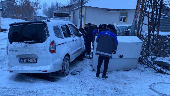 Karlıova’da Hafif Ticari Araç Elektrik Trafosuna Çarptı