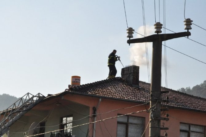 Bacada Çıkan Yangın İtfaiye Ekiplerini Harekete Geçirdi