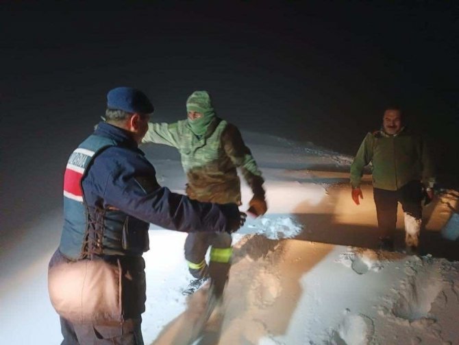 2 Bin 180 Rakımda Karda Mahsur Kalan Bakım Ekibi Kurtarıldı
