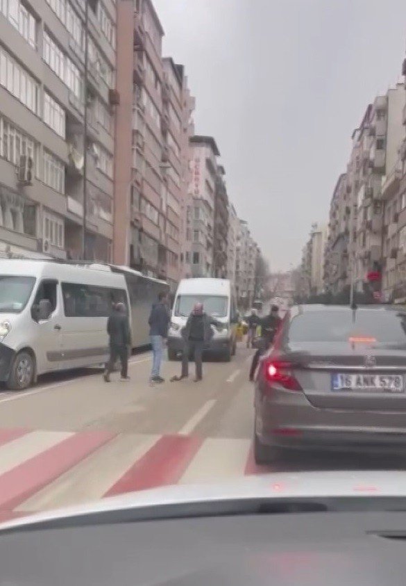 Bursa’da Servis Ve Otobüs Şoförünün Yol Verme Kavgası Kameralarda