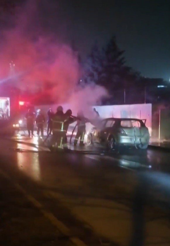 Bursa’da Seyir Halindeki Otomobil Alev Alev Yandı