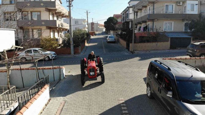 37 Yıl Boyunca Kullandığı Traktörünü Sattığı İçin Üzüldü, Oğlu Geri Alıp Hediye Etti