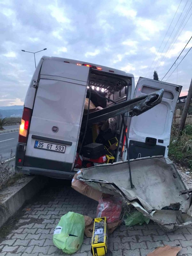 Demir Bariyer Aracın Önünden Girdi, Arkasından Çıktı