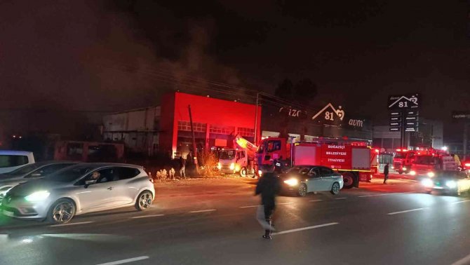 Ahşap Hediyelik Eşya Atölyesi Alev Alev Yandı, Dumanlar Gökyüzünü Kapladı