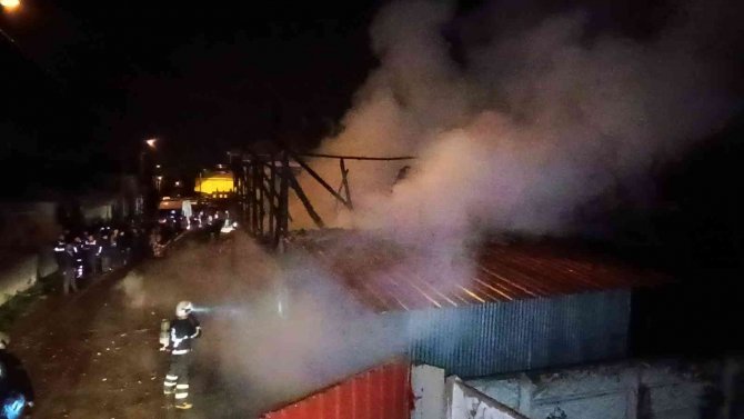 Samanlık Yangınında İtfaiye Eri Dumandan Etkilendi