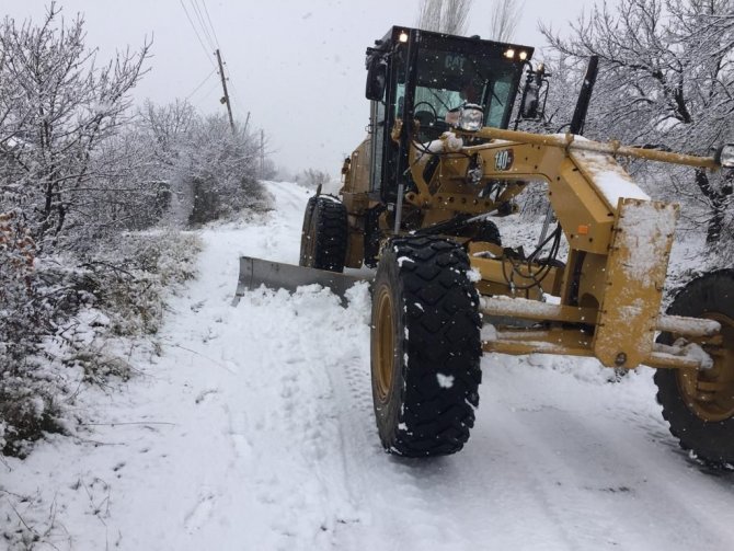 Elazığ’da Kardan Kapanan 28 Köy Yolu Ulaşıma Açıldı