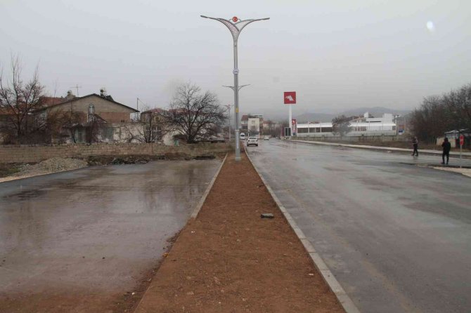 Cadde Ortasında Kalan Ev, Görenleri Şaşırtıyor: "Adamın Biri Yolun Buradan Geçip Geçmediğini Sordu"