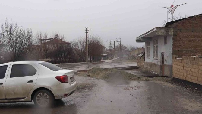 Cadde Ortasında Kalan Ev, Görenleri Şaşırtıyor: "Adamın Biri Yolun Buradan Geçip Geçmediğini Sordu"