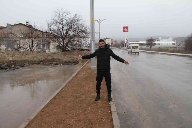 Cadde Ortasında Kalan Ev, Görenleri Şaşırtıyor: "Adamın Biri Yolun Buradan Geçip Geçmediğini Sordu"