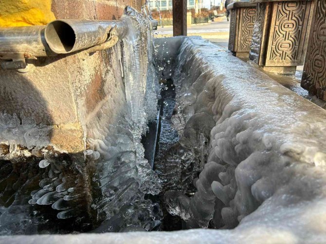 Erzurum’da Soğuk Hava Şadırvanları Buz Tutturdu