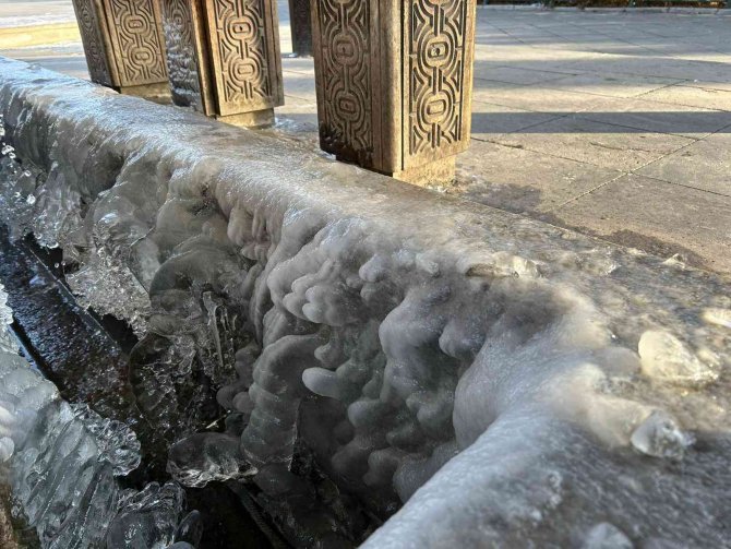 Erzurum’da Soğuk Hava Şadırvanları Buz Tutturdu