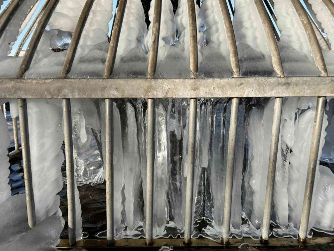 Erzurum’da Soğuk Hava Şadırvanları Buz Tutturdu