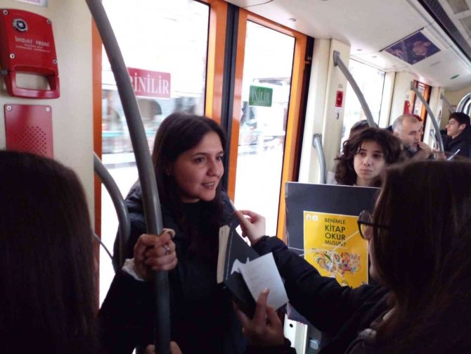 Tramvayda Kitap Okuma Etkinliği