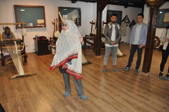 Ünlü Modacıların Gözdesi ’Tokalı Örtme’
