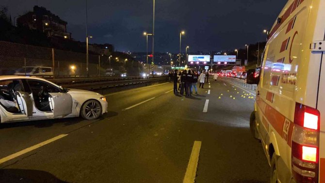 Haliç Köprüsü’nde Bir Otomobile Düzenlenen Silahlı Saldırı Sonucu Ölü Ve Yaralıların Olduğu Öğrenildi. Haliç Köprüsü E-5 Orta Şeridi Trafiğe Kapatıldı. Polis Ekiplerinin Olay Yerinde Çalışmaları Sürüyor.