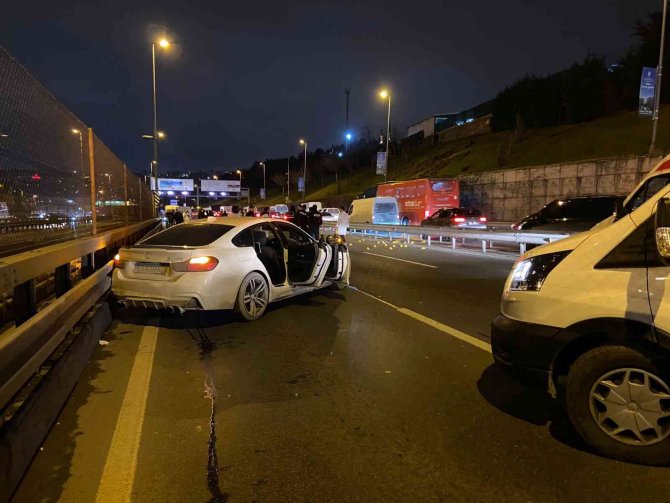 Haliç Köprüsü’nde Bir Otomobile Düzenlenen Silahlı Saldırı Sonucu Ölü Ve Yaralıların Olduğu Öğrenildi. Haliç Köprüsü E-5 Orta Şeridi Trafiğe Kapatıldı. Polis Ekiplerinin Olay Yerinde Çalışmaları Sürüyor.
