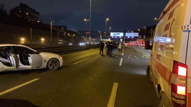 Haliç Köprüsü’nde Bir Otomobile Düzenlenen Silahlı Saldırı Sonucu Ölü Ve Yaralıların Olduğu Öğrenildi. Haliç Köprüsü E-5 Orta Şeridi Trafiğe Kapatıldı. Polis Ekiplerinin Olay Yerinde Çalışmaları Sürüyor.