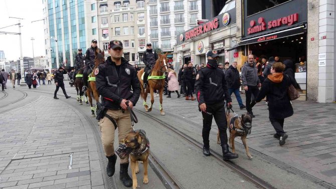 Taksim’de Atlı Polislere Yoğun İlgi