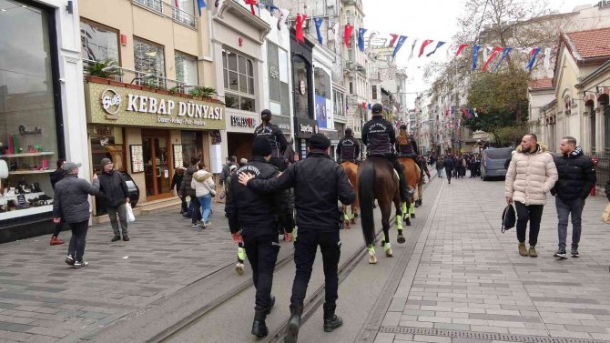 Taksim’de Atlı Polislere Yoğun İlgi