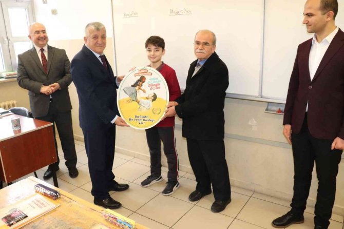 Tavşanlı’da ’İ̇yilikte Yarışan Sınıflar, Her Sınıfın Bir Yetim Kardeşi Var’ Projesi