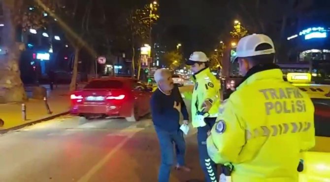 Kadıköy’de Ceza Yazan Polise ‘İ̇nsan Olalım’ Diyen Taksici, Tepki Görünce ‘Hepimiz Kardeşiz’ Diyerek Geri Adım Attı