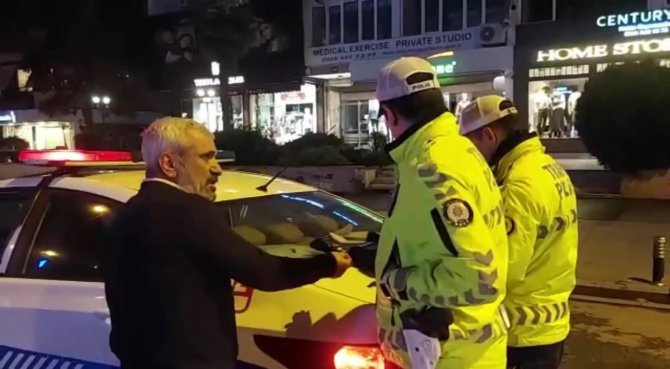 Kadıköy’de Ceza Yazan Polise ‘İ̇nsan Olalım’ Diyen Taksici, Tepki Görünce ‘Hepimiz Kardeşiz’ Diyerek Geri Adım Attı