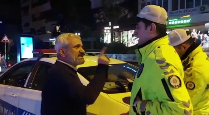 Kadıköy’de Ceza Yazan Polise ‘İ̇nsan Olalım’ Diyen Taksici, Tepki Görünce ‘Hepimiz Kardeşiz’ Diyerek Geri Adım Attı