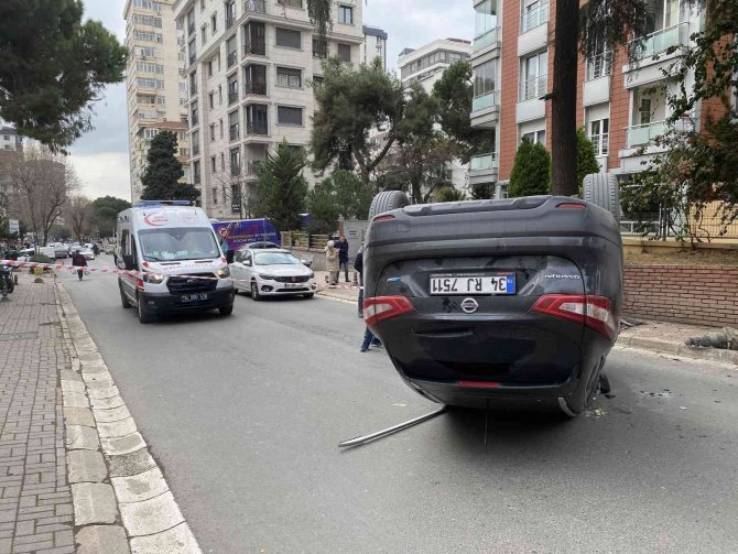 Kadıköy’de Korkutan Kaza: Yaşlı Sürücü, Yayaya Çarpıp Takla Attı