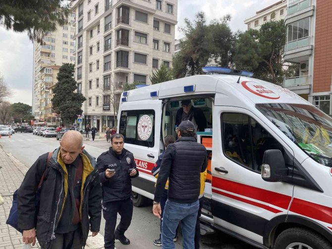 Kadıköy’de Korkutan Kaza: Yaşlı Sürücü, Yayaya Çarpıp Takla Attı