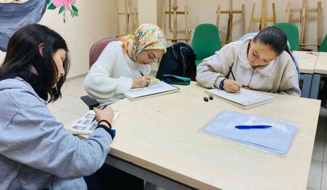 Karaman’da Gençlik Merkezinin Karakalem Kursu Büyük İlgi Görüyor