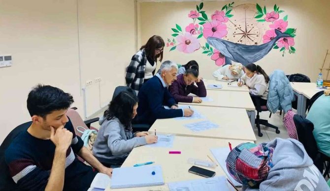 Karaman’da Gençlik Merkezinin Karakalem Kursu Büyük İlgi Görüyor