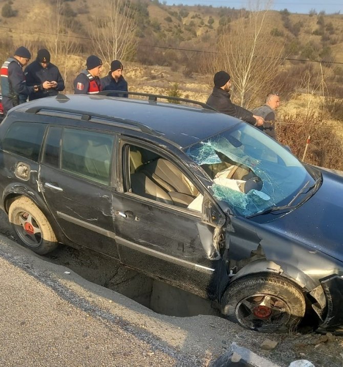 D100’de Otomobil Su Kanalına Düştü: 4 Yaralı