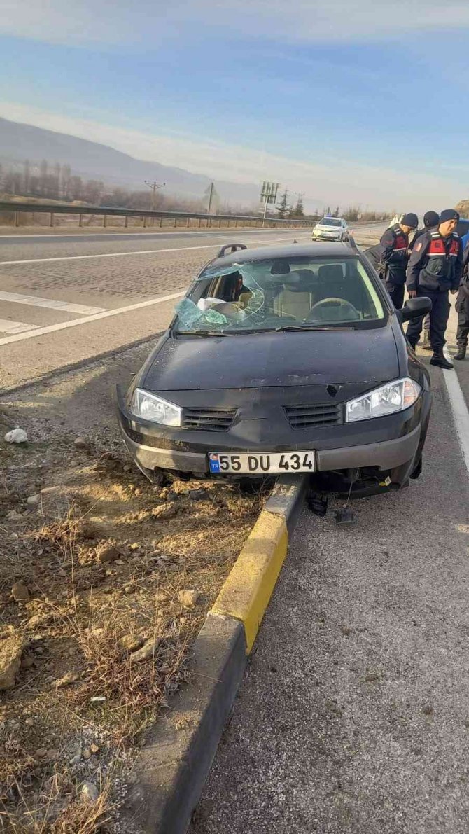 D100’de Otomobil Su Kanalına Düştü: 4 Yaralı