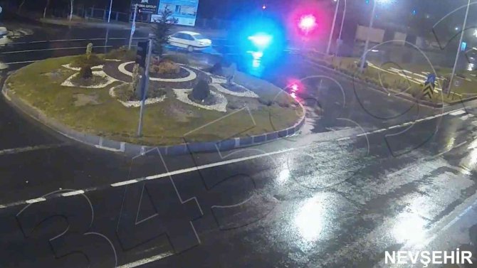 Kırmızı Işıkta Geçen Araç Kazaya Neden Oldu