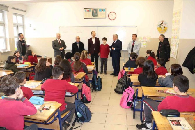 Tavşanlı’da ’İ̇yilikte Yarışan Sınıflar, Her Sınıfın Bir Yetim Kardeşi Var’ Projesi