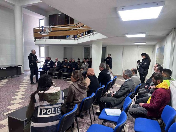 Polisten "En İ̇yi Narkotik Polisi Anne" Eğitimi