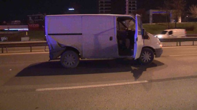 Maltepe’de Otomobil Minibüse Arkadan Çarptı: 4 Yaralı