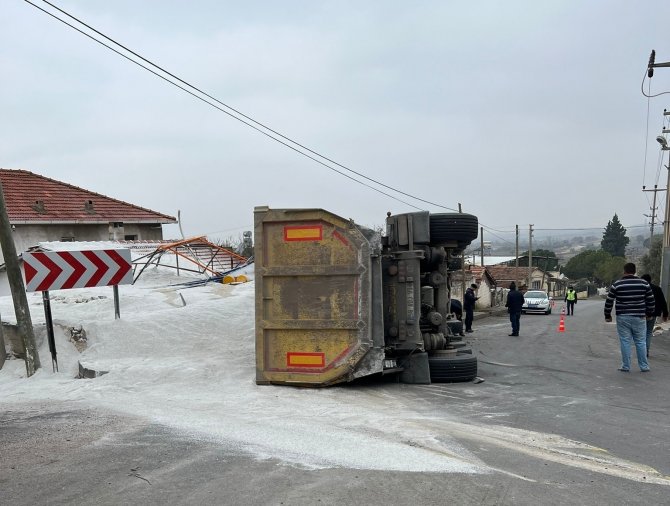 Damperli Tır Devrildi: 1 Ölü