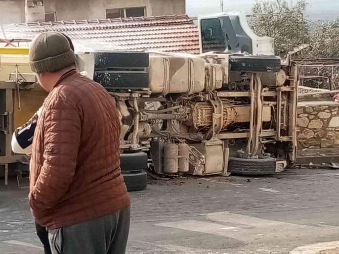Damperli Tır Devrildi: 1 Ölü