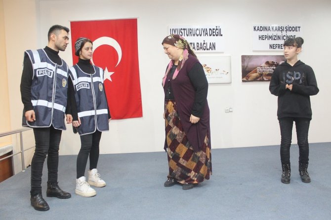 Manyas’ta Madde Bağımlılığı Ve Kadına Şiddet Konusu Sahneye Taşındı