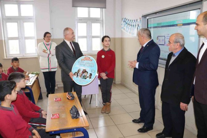 Tavşanlı’da ’İ̇yilikte Yarışan Sınıflar, Her Sınıfın Bir Yetim Kardeşi Var’ Projesi