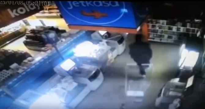 Pendik’te Marketi Soyan Hırsızlar Bekçilere Yakalandı