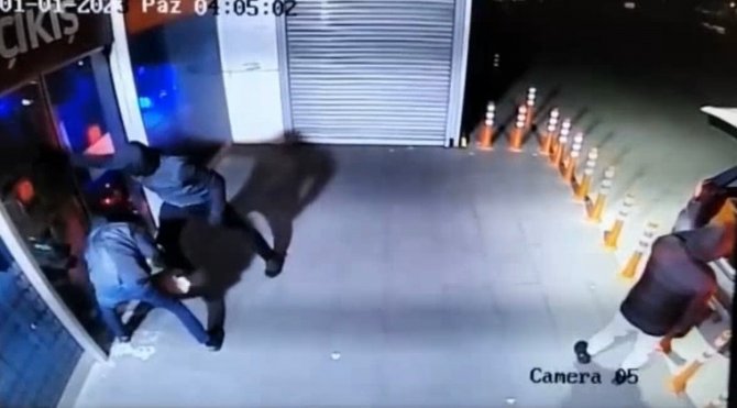 Pendik’te Marketi Soyan Hırsızlar Bekçilere Yakalandı
