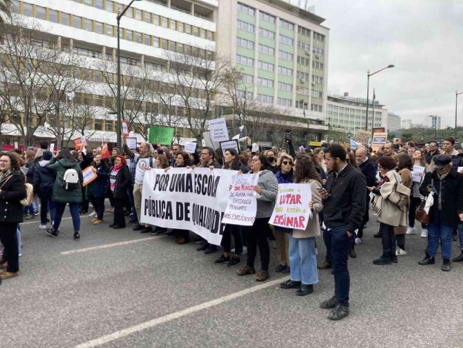 Portekiz’de Maaşların İyileştirilmesini İsteyen Öğretmenler Sokaklara Döküldü