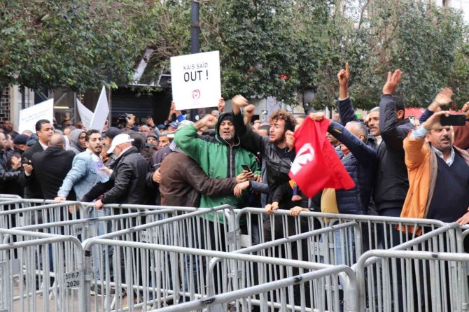 Tunus’ta Ayaklanmanın 12. Yıl Dönümünde Cumhurbaşkanı Said Protesto Edildi
