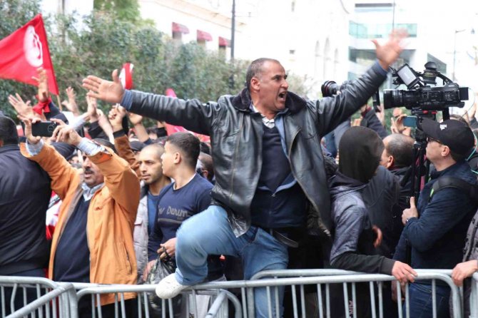 Tunus’ta Ayaklanmanın 12. Yıl Dönümünde Cumhurbaşkanı Said Protesto Edildi