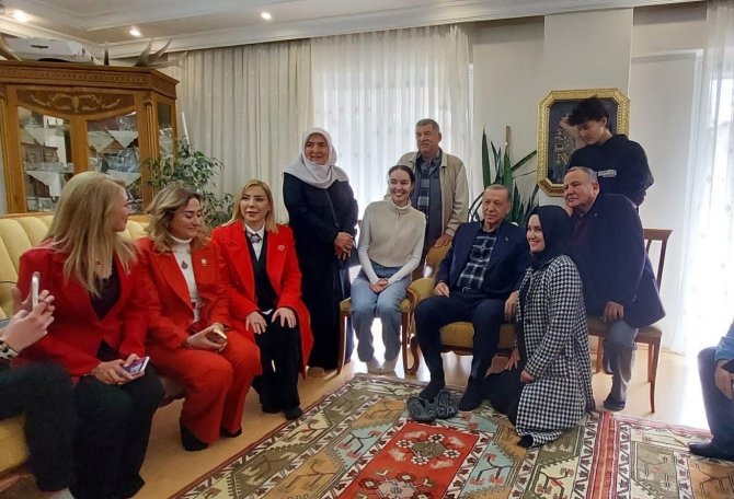 Üniversite Öğrencisi Ayşegül’ün Davetine İcabet Eden Erdoğan, Soğancı Ailesi’nin Konuğu Oldu