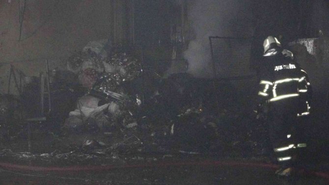 Geri Dönüşüm Fabrikasında Yangın: Alevler Geceyi Aydınlattı