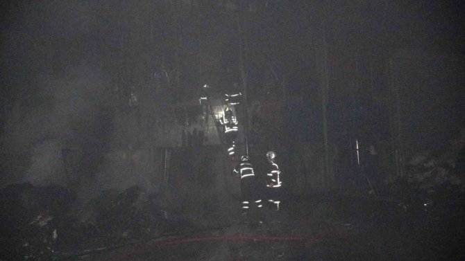 Geri Dönüşüm Fabrikasında Yangın: Alevler Geceyi Aydınlattı