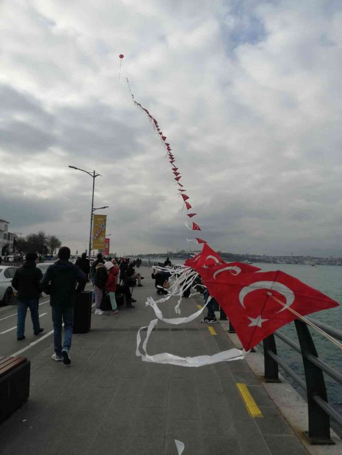 Üsküdar’da "225 Metrelik Türk Bayraklı Uçurtma Treni" Gökyüzünü Süsledi